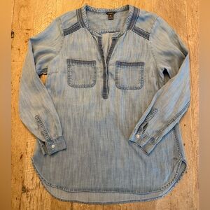 Eddie Bauer women’s chambray top Size M